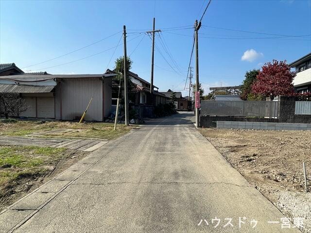 南側幅員約3.6mの前面道路です。セットバックが必要な道路となります。大型車が入ってこれないので、騒音などの心配はありません。