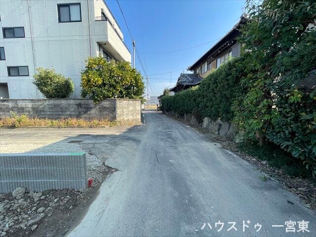 南側幅員約3.6mの前面道路です。セットバックが必要となりますが、道路の幅が広がり見通しも良くなるので、安全性も高くなります。