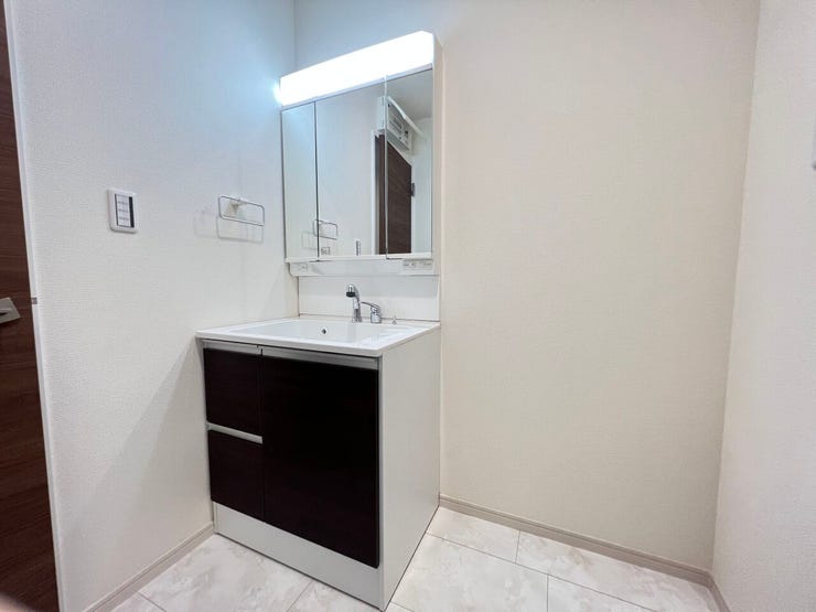 洗面所 同仕様
シャワー付き洗面化粧台♪
朝の身支度も楽々♪