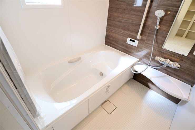 浴室 同仕様
ゆったりくつろげるバスルーム♪
小窓付きで換気もバッチリです♪