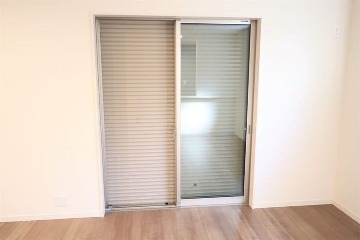 シャッター雨戸 同仕様
長期の旅行や台風などの災害に役立つシャッター雨戸♪