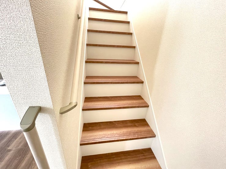 階段 同仕様
小さなお子様からご年配の方まで安心の手すり付き階段♪