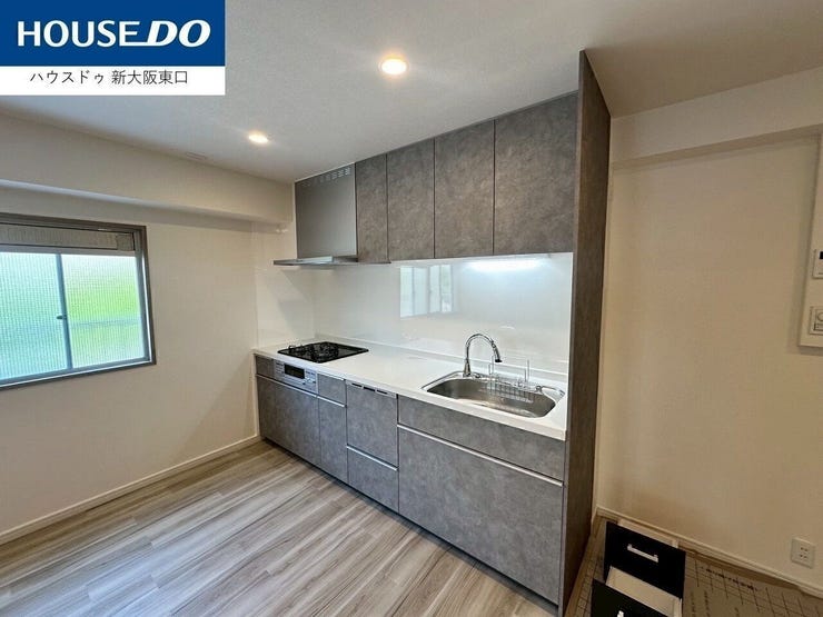 三口コンロ・グリル・食洗器付きのシステムキッチン