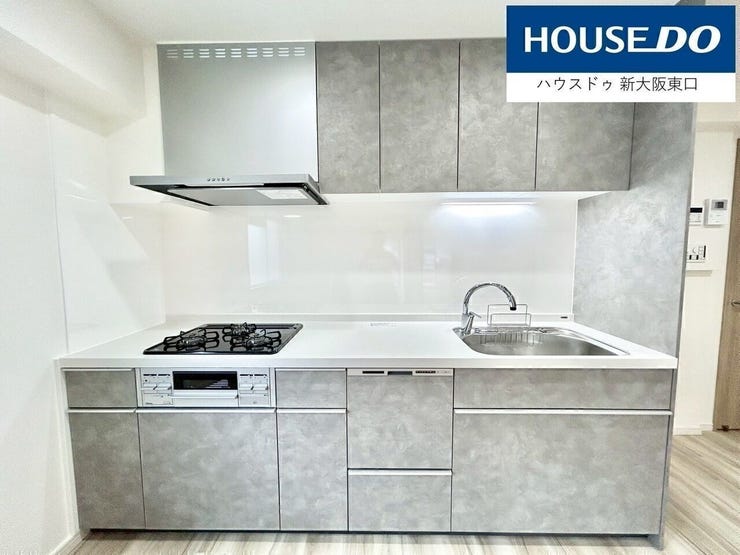 三口コンロ・グリル・食洗器付きのシステムキッチン