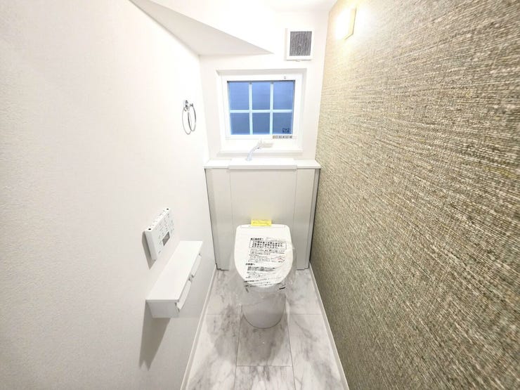 広めの1階トイレで、家族もゲストも快適に!
収納や照明にもこだわった、上質な空間です♪