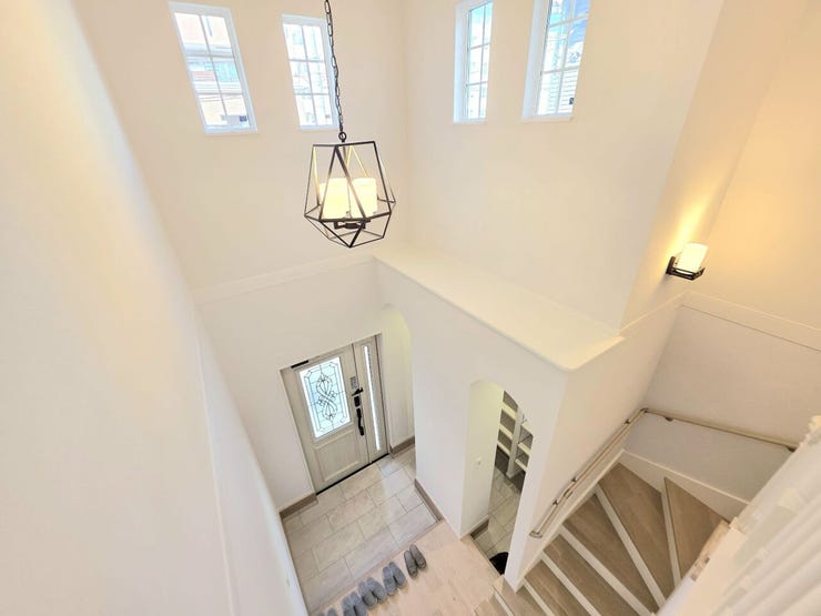 天井高のある吹抜け玄関で、住まいの印象がぐっと華やかに♪
毎日の帰宅が楽しみになる空間です!