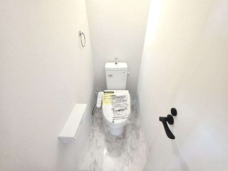 2階にもトイレを設けた快適設計!
寝室からの動線もスムーズで、夜間の使用も安心です♪