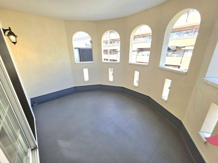 ヨーロッパ風の雰囲気漂うアーチ形バルコニー!
外観のアクセントとしても美しく、暮らしに彩りを添えます♪