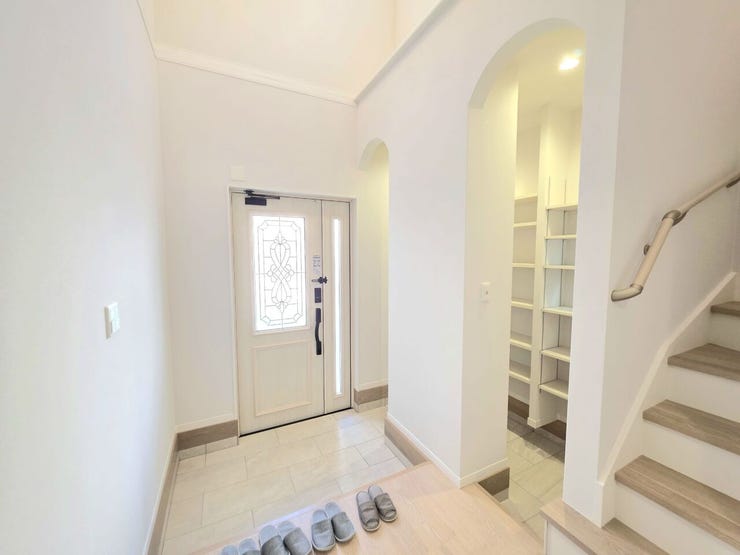 明るく開放的な玄関空間!
収納も充実していて、毎日の出入りが心地よくなるデザインです♪