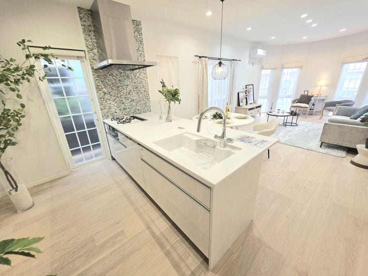 開放感あふれるカウンターキッチン!
家族との会話を楽しみながら、料理の時間がもっと心地よく♪