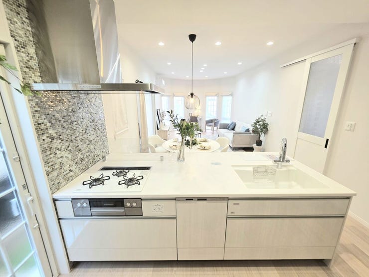 リビングとつながるカウンターキッチンで、空間に広がりと一体感を!
デザイン性も高く、暮らしを彩ります♪