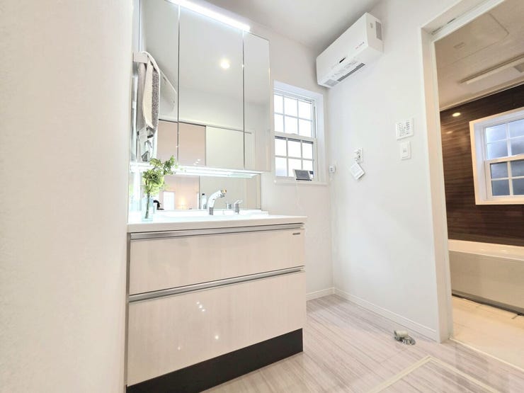 鏡裏にたっぷり収納できる三面鏡タイプ!
生活感を隠して、清潔感のある洗面所に♪