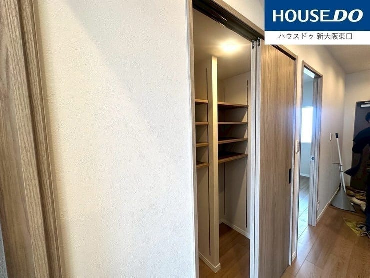 廊下の収納。
ご家族のお荷物はこちらへどうぞ。