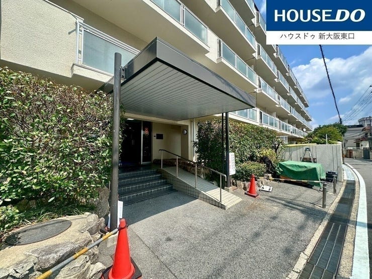 エントランス周辺。
全面は交通量のやや多い道路です。
植栽は丁寧に整備されています。