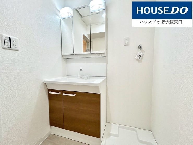 三面鏡付きのシャンプドレッサーです。