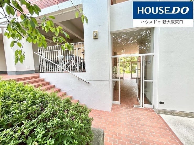 ポストスペースとエレベーターがあり、階段上は駐輪場になってます。