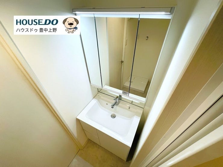 収納も豊富な三面鏡の洗面台♪