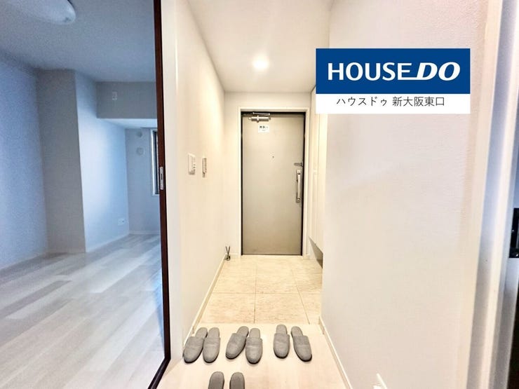 シューズインクロークがある玄関です。
左は6帖の寝室です。