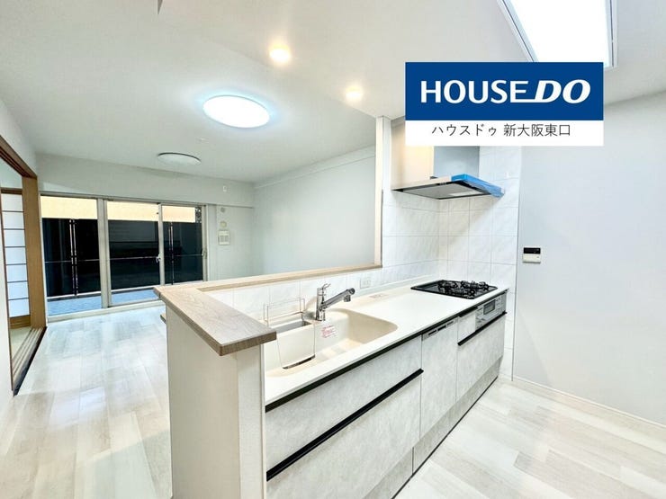 対面型のカウンター付きシステムキッチンと13.9帖のLDK
南東向きのバルコニーがあり、6帖の和室に隣接してます。