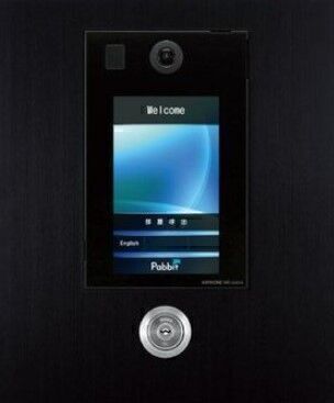 【ダブルロック】玄関ドアの上下2ヵ所にシリンダーを設置し、より防犯性を高めています。※画像のテブラセルはオプション(有償)です。(同仕様)