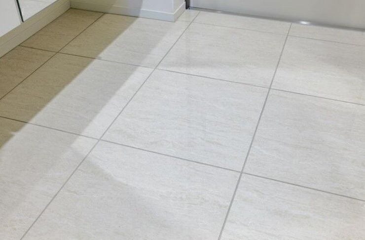 【玄関タイル】玄関フロアと上り框は洗練された優雅な印象のセラミックタイルを使用しています。