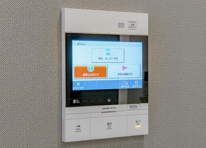 【ハンズフリーテレビモニター付きインターホン】エントランスホール・玄関前の来訪者を確認できるタッチパネル式インターホン。(同仕様)