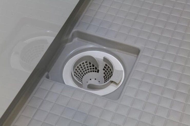 【パッとくるりんポイ排水口】浴槽の残り湯を利用し、排水トラップ内にうず流を発生させ、毛髪やゴミを“くるりん”とひとまとめにします。