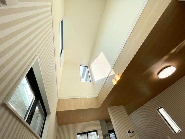 リビングが吹抜けになっており、開放感あふれる空間になっております♪