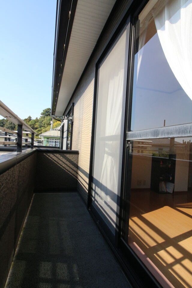 南向きのバルコニーは日当たりも良く、たっぷりの洗濯物もよく乾きそうです!毎日の洗濯も気持ちよく干せそうですね。