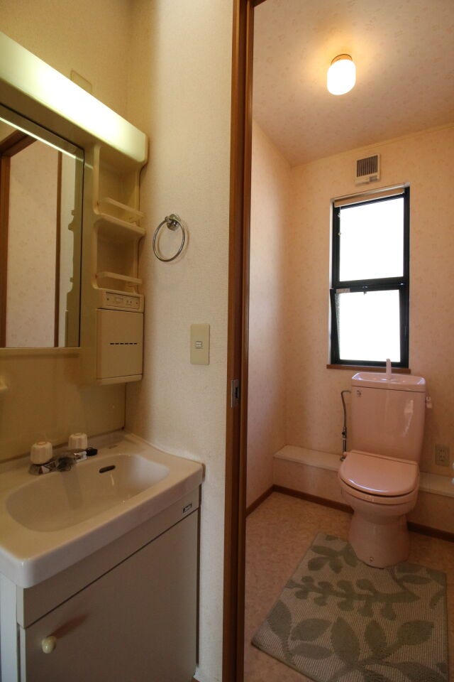 *2階トイレ・洗面台*
1・2階にトイレがございます♪朝の忙しい時間帯も待たずにすみそうですね♪
