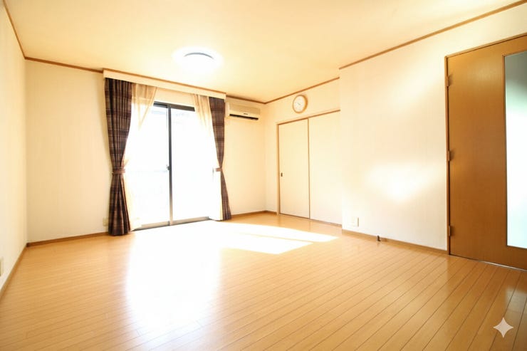 日当たりの良いLDKです。お家に帰ればご家族の顔が見える素敵な空間です。ご家族との楽しいひと時をお過ごし頂けます。 (CG加工の為、現況と異なります。)