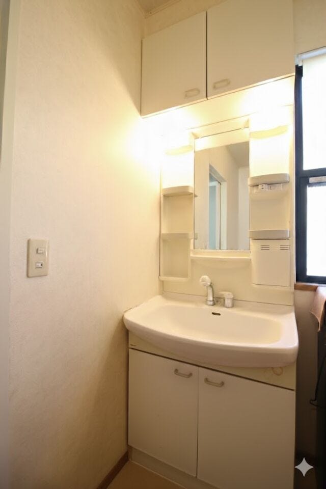 *1階洗面所*
玄関を入ってすぐに洗面があるので、うがい・手洗いの習慣がお子様たちに身に付く洗面台に!
(CG加工の為、現況と異なります。)