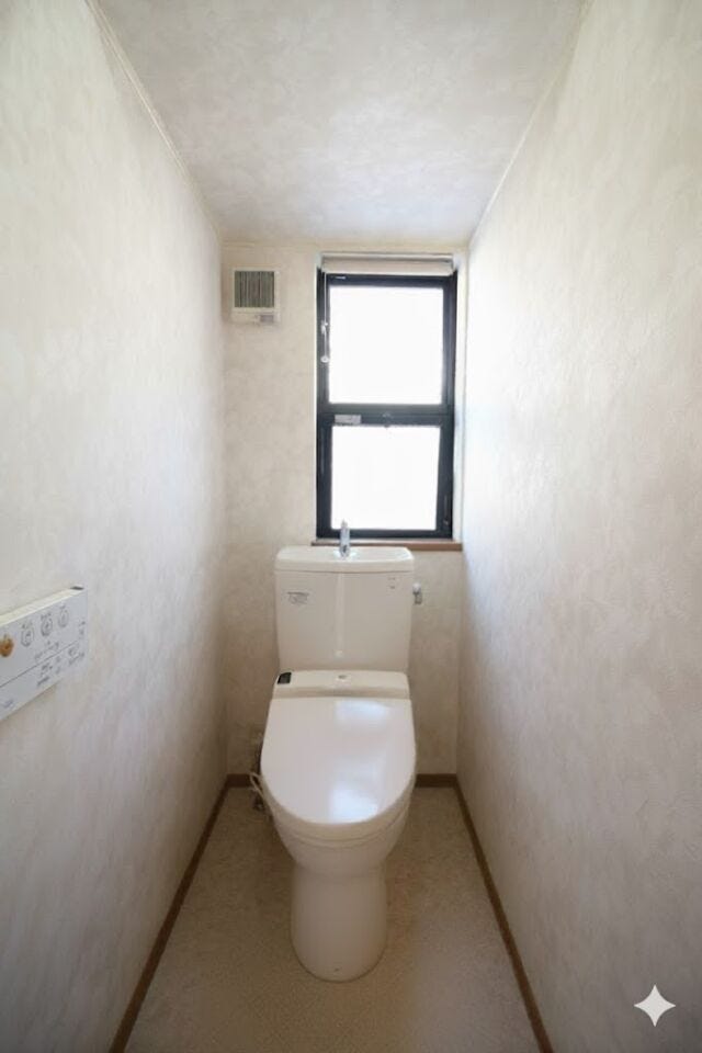 *1階トイレ*
清潔感のあるトイレ!温水洗浄便座付のため、快適にお使いいただけます♪ウォシュレット付きです!
(CG加工の為、現況と異なります。)