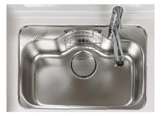 【静音シンク】キッチンシンクは水跳ね音を抑えた低騒音設計で、鍋も楽々洗える大型サイズを採用。