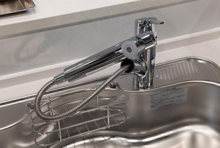 【浄水機能付きハンドシャワー水栓】シンクの隅々までしっかり洗える浄水機能付きハンドシャワー水栓。※カートリッジ交換には別途契約が必要です。