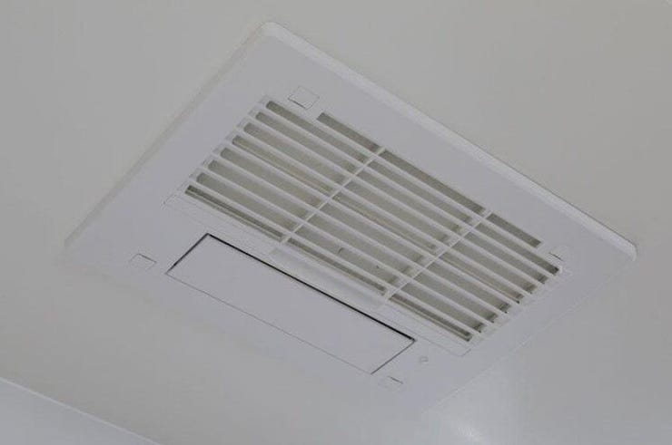 【ガス式浴室暖房換気乾燥機】雨の日の洗濯物の乾燥に重宝します。冬場には予め浴室内を温めておくことも可能です。