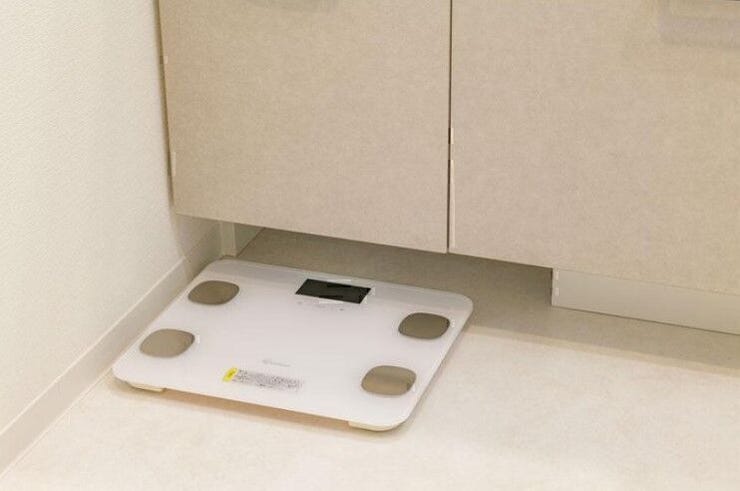 【体重計収納スペース】置き場に困る体重計などをスッキリ収納できるスペースを設けました。