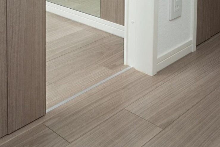 【バリアフリー設計】住戸内の段差をなくし、安全性に配慮したバリアフリー設計。居室と廊下だけでなく、水回りの段差も少なくしました。