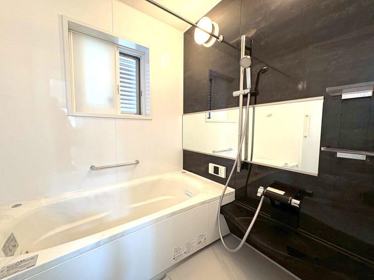 落ちついた色合いの浴室は半身浴も出来て一日の疲れをリフレッシュするのによいですね。