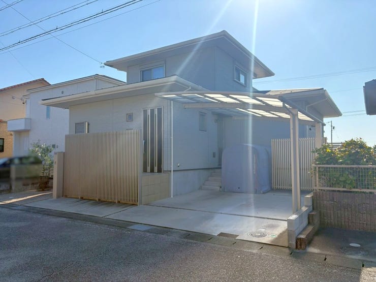 駐車場は2台並列駐車可能!(車種による)
カーポート付きです!