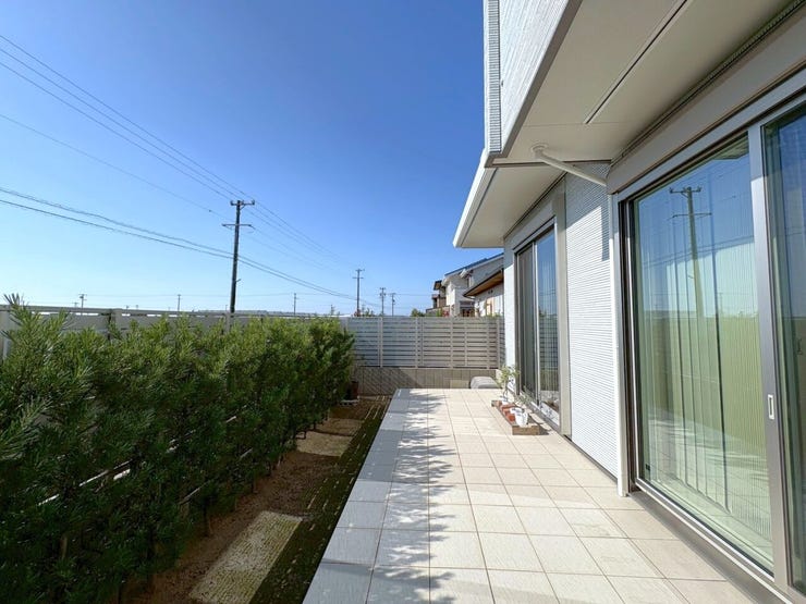 南側のお庭部分には広めのタイルデッキがございます!
お掃除やメンテナンスのお手入れが簡単なのが嬉しいですね!