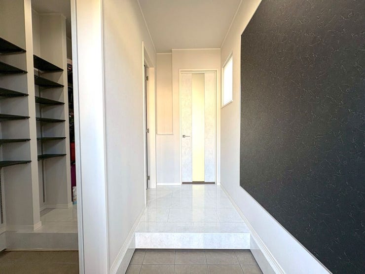 玄関収納はウォークスルークローゼットでスムーズな導線と通気性が良いのが嬉しいですね!