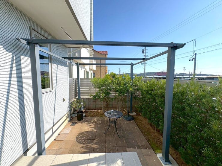 南側のお庭部分には広めのタイルデッキがございます!
お掃除やメンテナンスのお手入れが簡単なのが嬉しいですね!