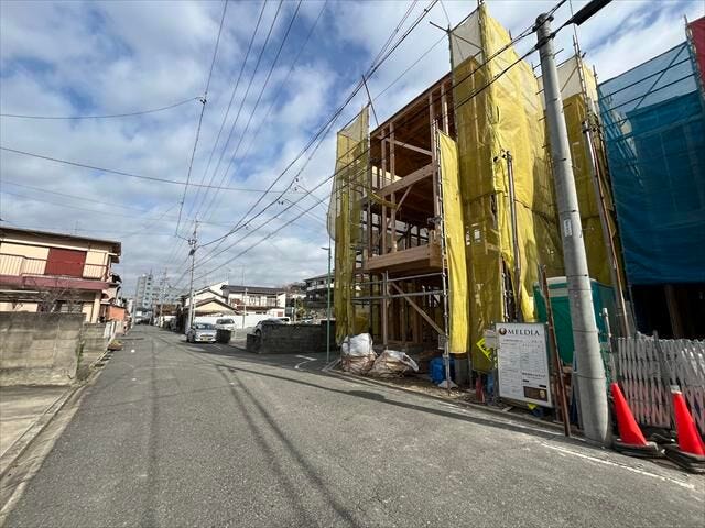 駐車場に面する幅員約6.3mの西側前面道路です。車が余裕を持ってすれ違うことが出来る道幅です。車の出し入れも余裕を持って行うことが出来ます。