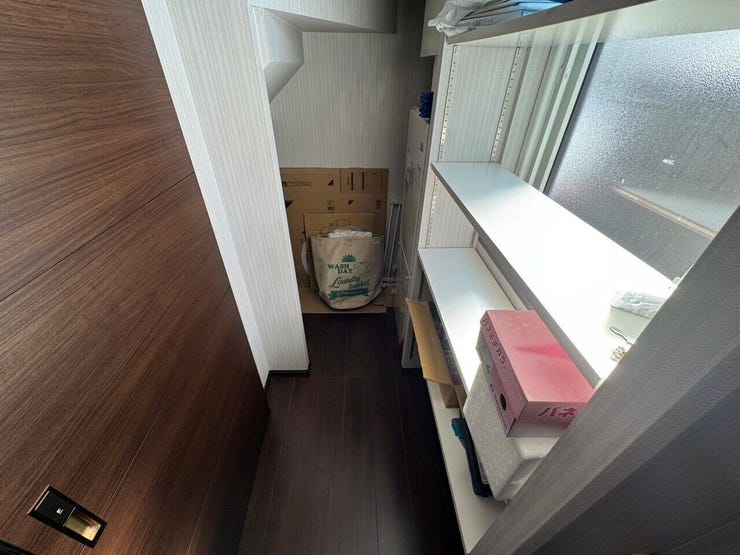 ≪収納≫
階段下の収納。日用品のストックなど様々なものを収納可能です。