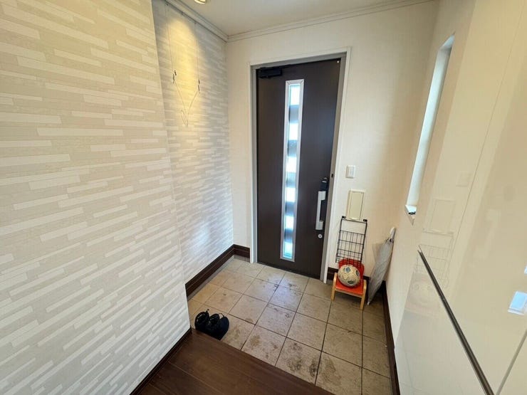 ≪玄関≫
白を基調とした明るい玄関。ダウンライトが優しく照らします。