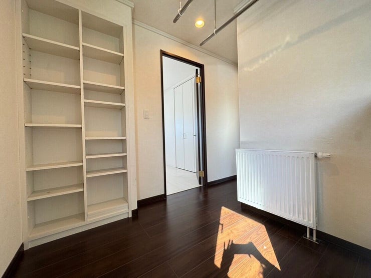 ≪2階ホール≫
2階のホール部分には棚が設置されており、本などを収納可能。室内物干しもついており、雨の日や冬も洗濯ものを干す場所に困りません。