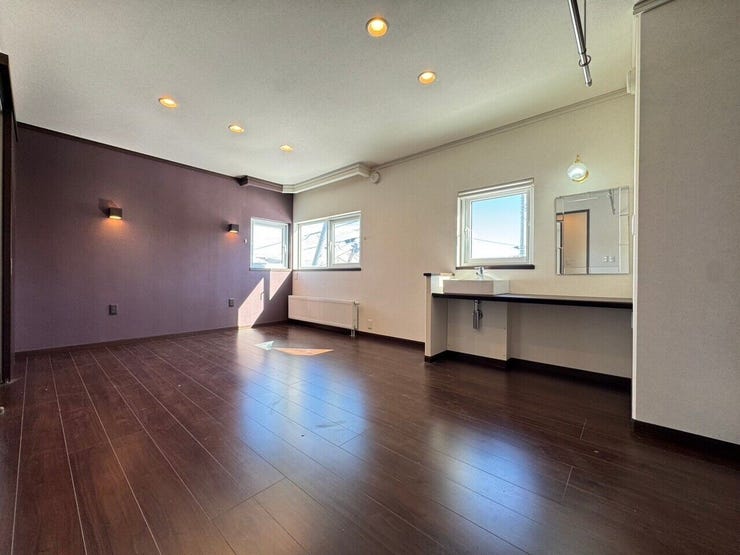 ≪洋室1≫
約12帖の洋室。間接照明とダウンライトで落ち着きのある空間です。