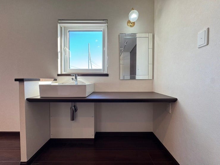 ≪洋室1・洗面台≫
約12帖の洋室には洗面台がついており、洗顔から身支度すべてを完了することができます。