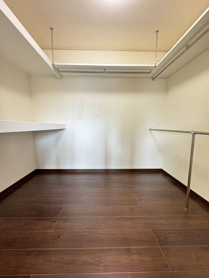 ≪洋室1・ウォークインクローゼット≫
約12帖の洋室には大容量のウォークインクローゼットもあり、季節物の衣類も収納できます。